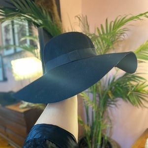 Black floppy 100% wool hat